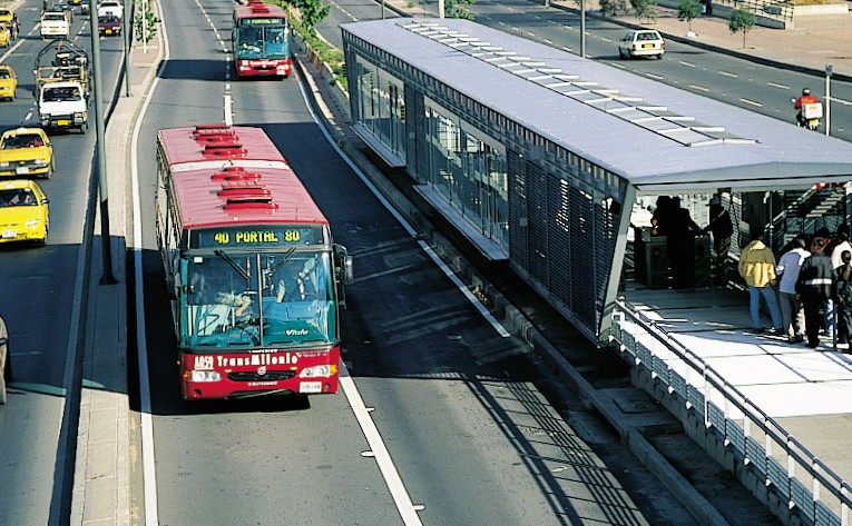 bog-bus-transmilenio-bus-passing-stn-pax-ohd-20081200-cameo_Absolut-Colombia.jpg